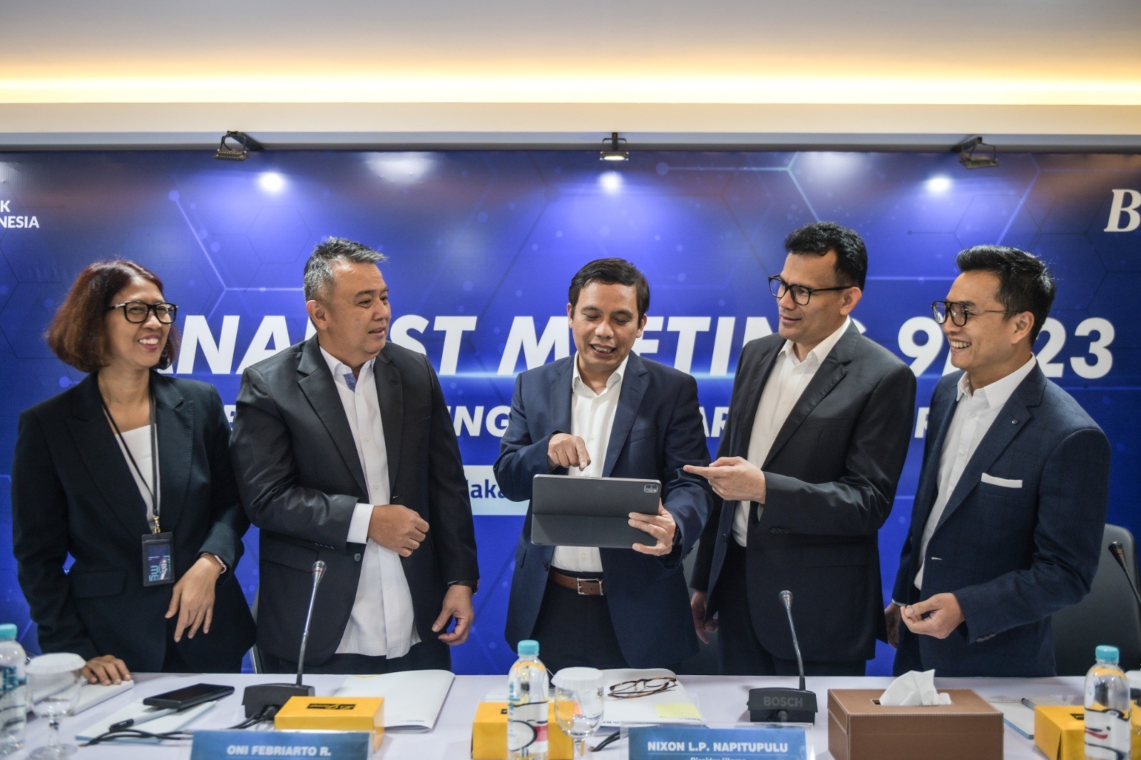 Direktur Utama PT Bank Tabungan Negara (persero) Tbk Nixon LP Napitupulu (tengah) didampingi jajaran direksi melihat laporan keuangan perusahaan. DOK BTN